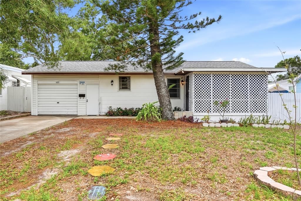 For Sale: $230,000 (2 beds, 1 baths, 910 Square Feet)