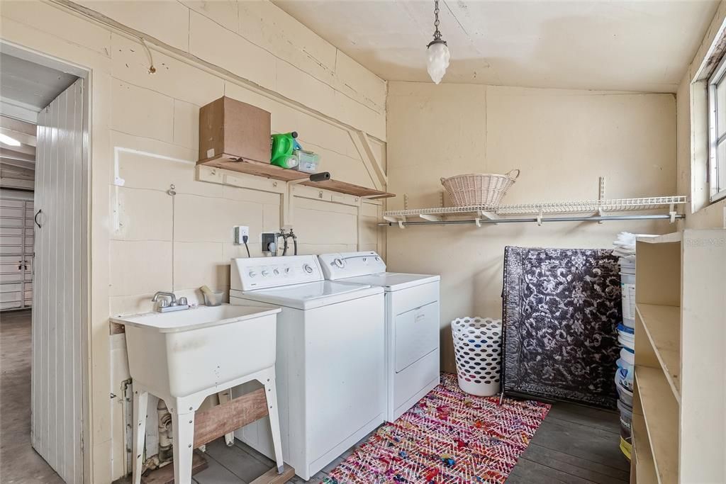For Sale: $230,000 (2 beds, 1 baths, 910 Square Feet)