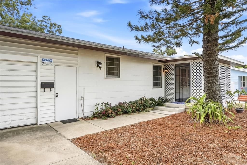 For Sale: $230,000 (2 beds, 1 baths, 910 Square Feet)