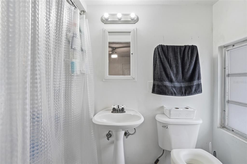 For Sale: $230,000 (2 beds, 1 baths, 910 Square Feet)