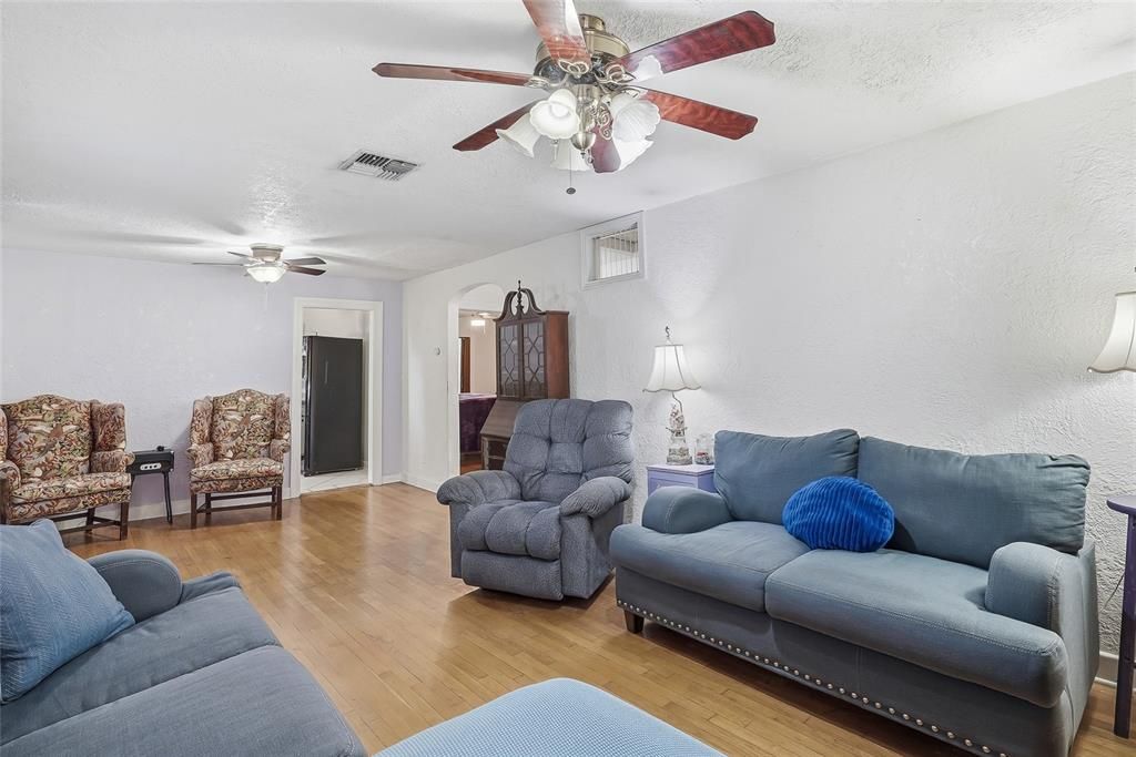 For Sale: $230,000 (2 beds, 1 baths, 910 Square Feet)