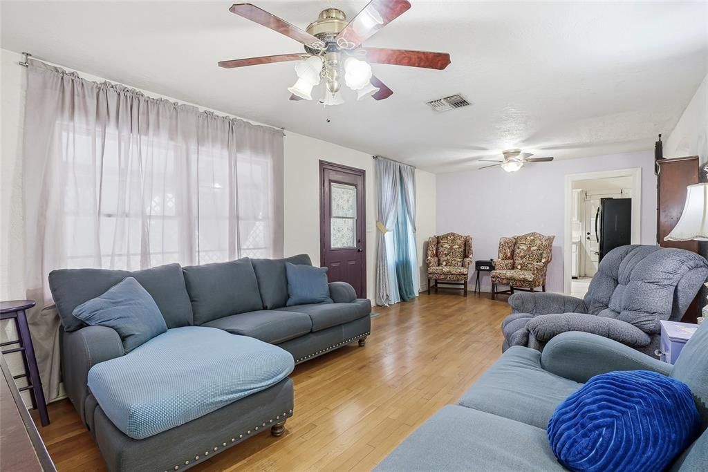 For Sale: $230,000 (2 beds, 1 baths, 910 Square Feet)