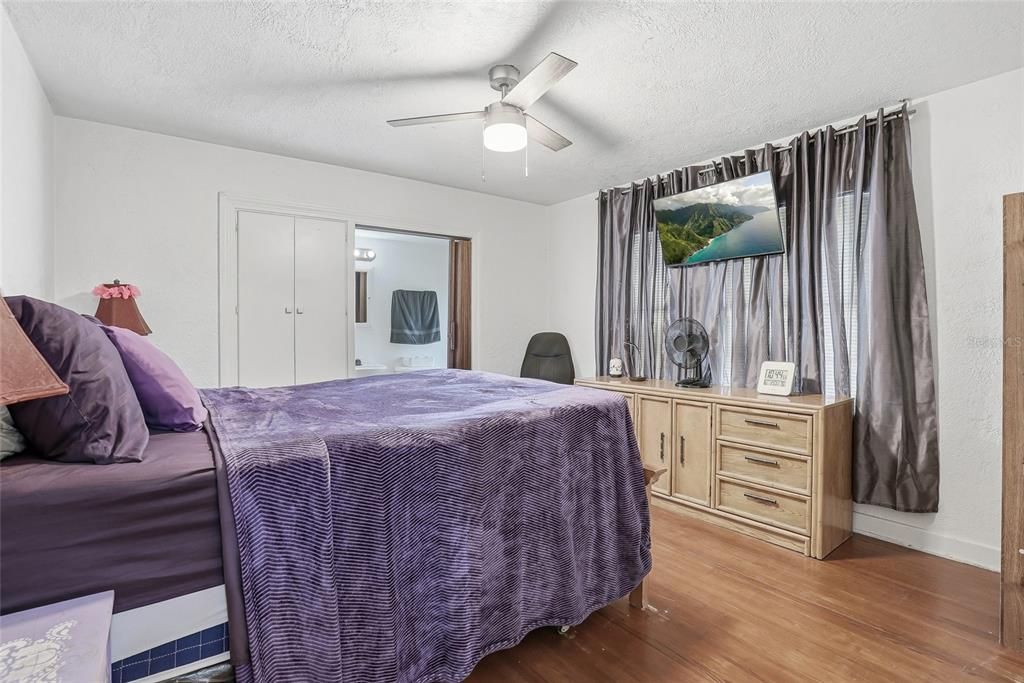 For Sale: $230,000 (2 beds, 1 baths, 910 Square Feet)