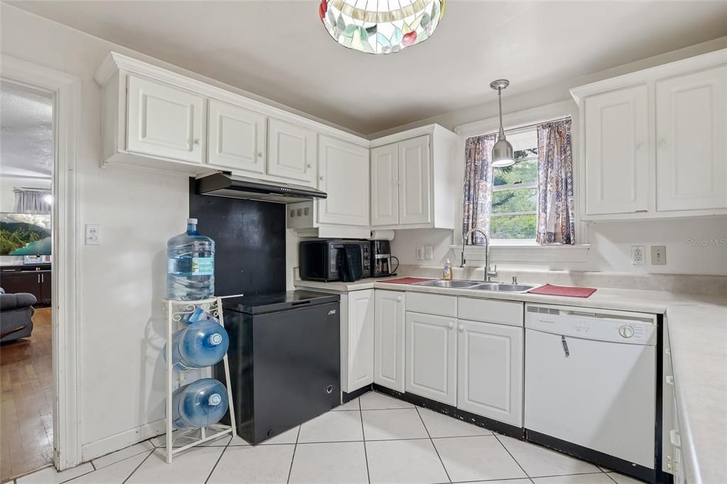 For Sale: $230,000 (2 beds, 1 baths, 910 Square Feet)
