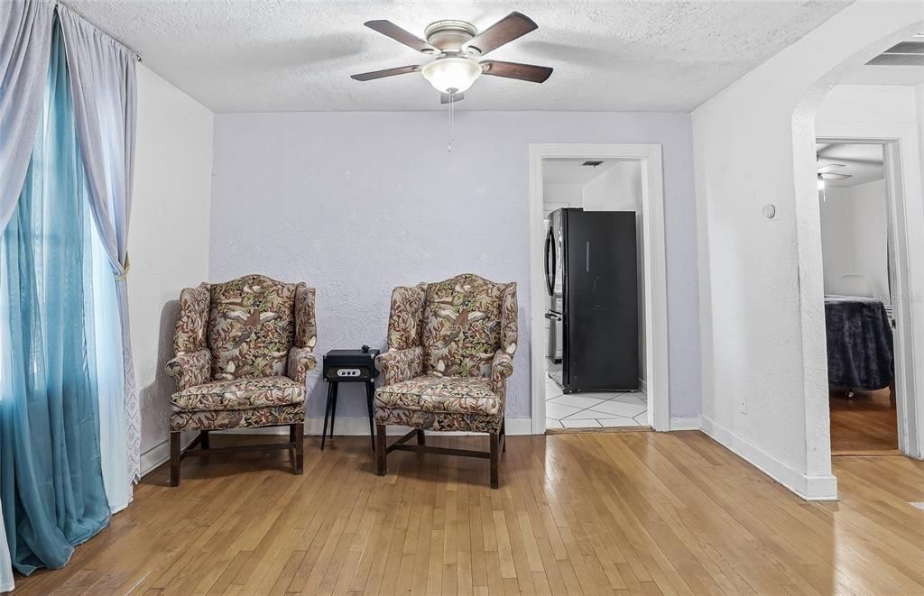 For Sale: $230,000 (2 beds, 1 baths, 910 Square Feet)