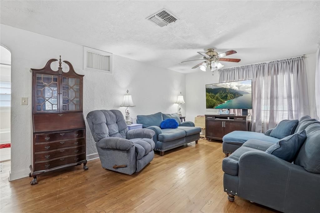 For Sale: $230,000 (2 beds, 1 baths, 910 Square Feet)