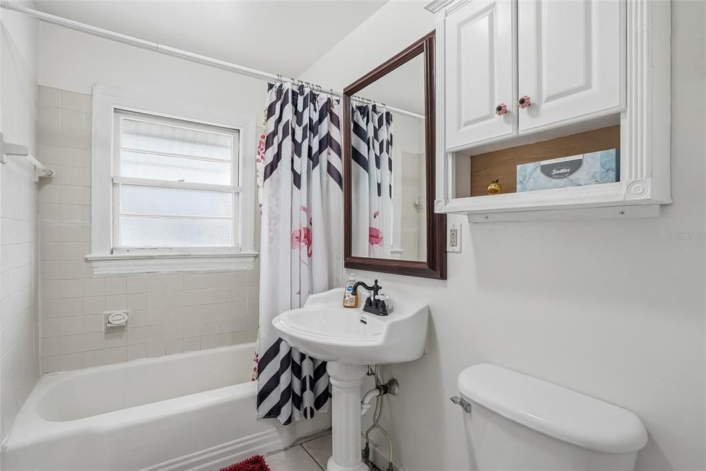 For Sale: $230,000 (2 beds, 1 baths, 910 Square Feet)
