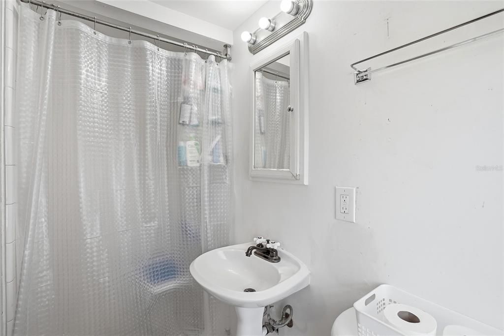 For Sale: $230,000 (2 beds, 1 baths, 910 Square Feet)