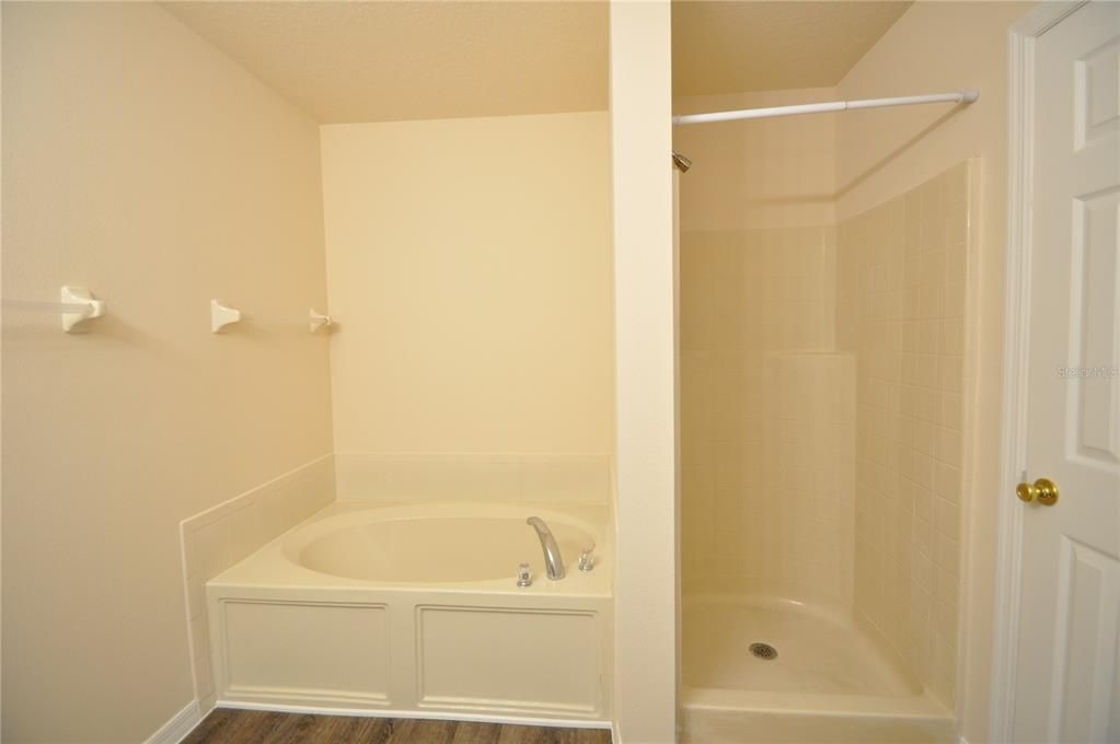 For Rent: $1,875 (4 beds, 3 baths, 1905 Square Feet)