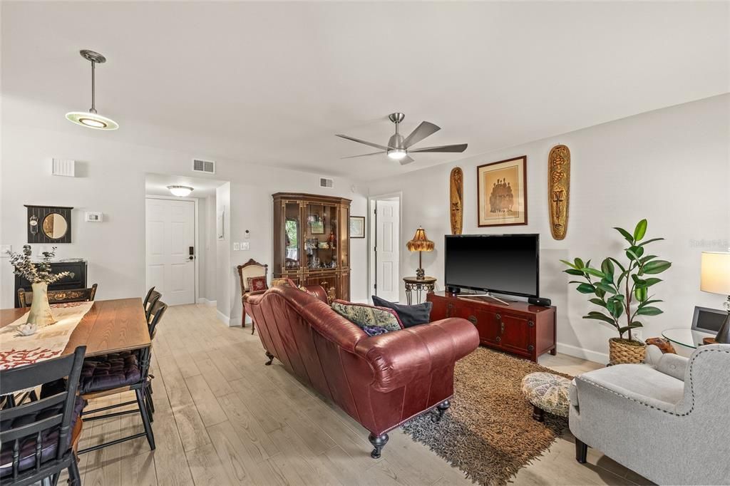 En Venta: $319,000 (2 camas, 2 baños, 930 Pies cuadrados)