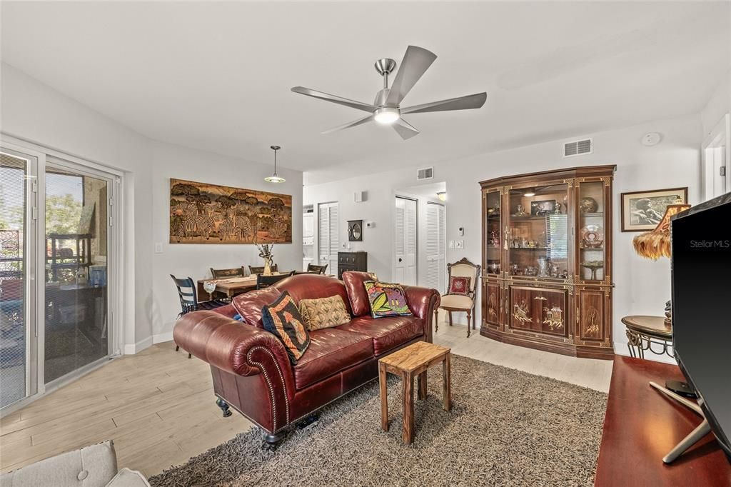 En Venta: $319,000 (2 camas, 2 baños, 930 Pies cuadrados)