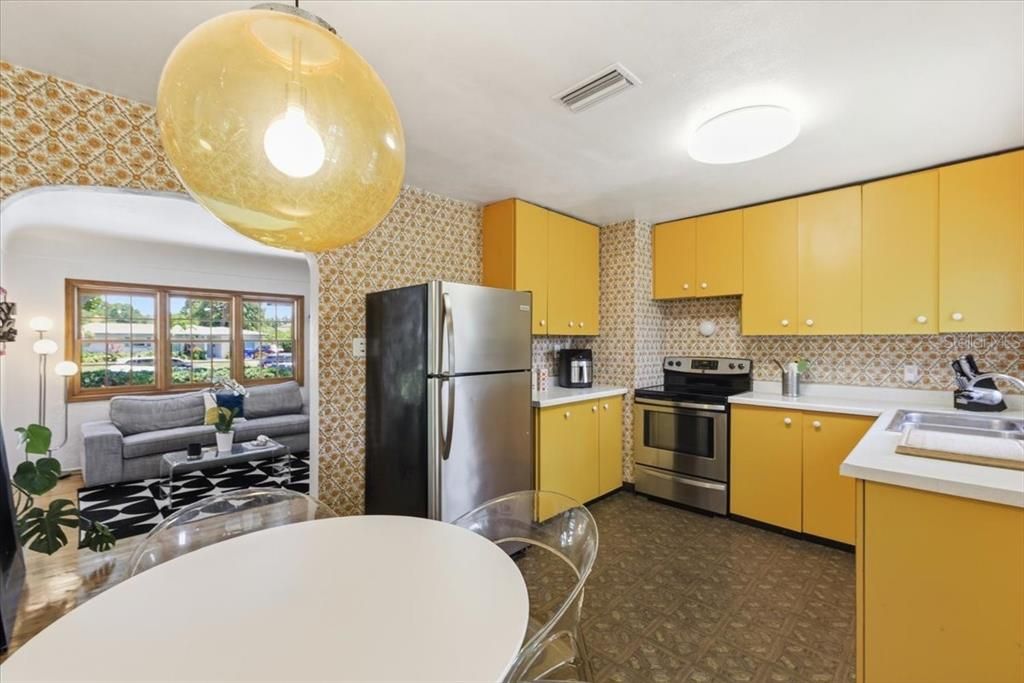 Active With Contract: $435,000 (3 beds, 1 baths, 1253 Square Feet)