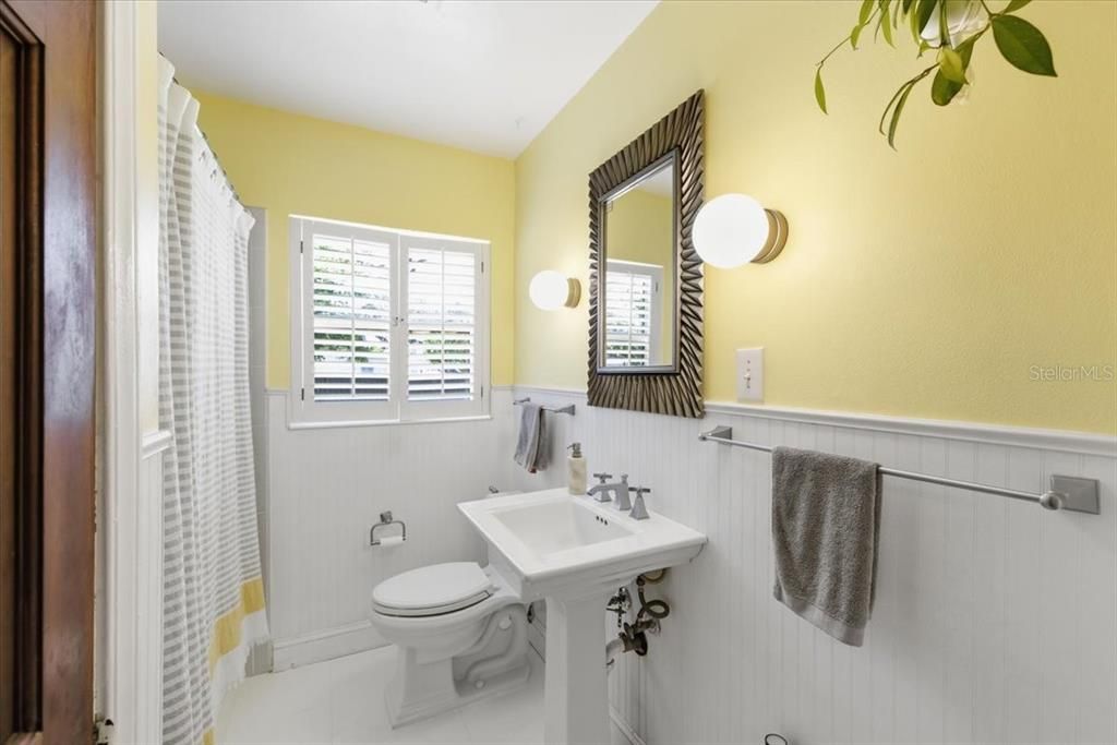 Active With Contract: $435,000 (3 beds, 1 baths, 1253 Square Feet)