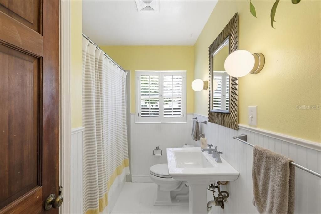 Active With Contract: $435,000 (3 beds, 1 baths, 1253 Square Feet)