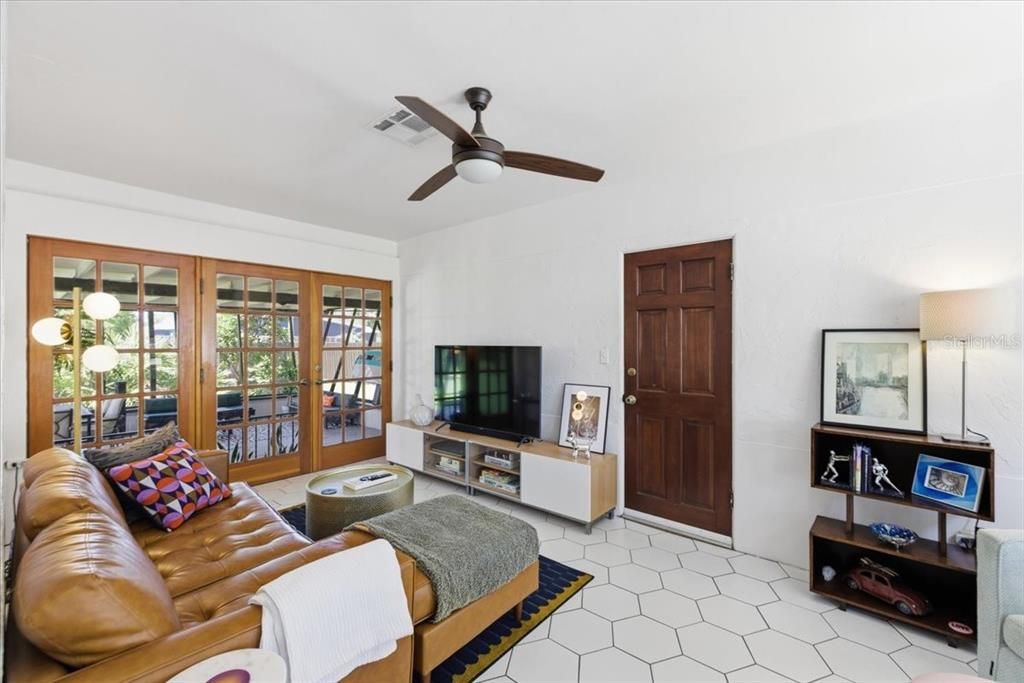 Active With Contract: $435,000 (3 beds, 1 baths, 1253 Square Feet)