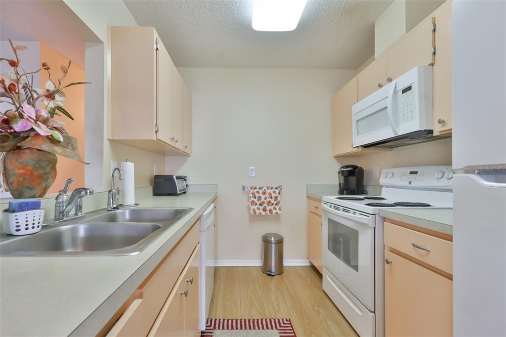 На продажу: $179,900 (2 спален, 2 ванн, 1168 Квадратных фут)