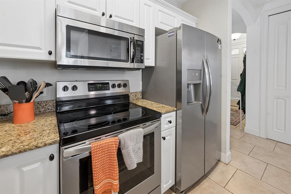 For Sale: $399,950 (2 beds, 2 baths, 1036 Square Feet)