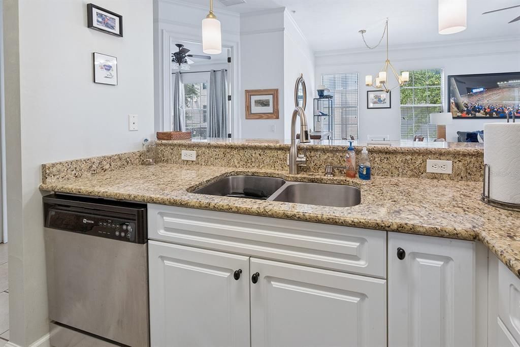 For Sale: $399,950 (2 beds, 2 baths, 1036 Square Feet)