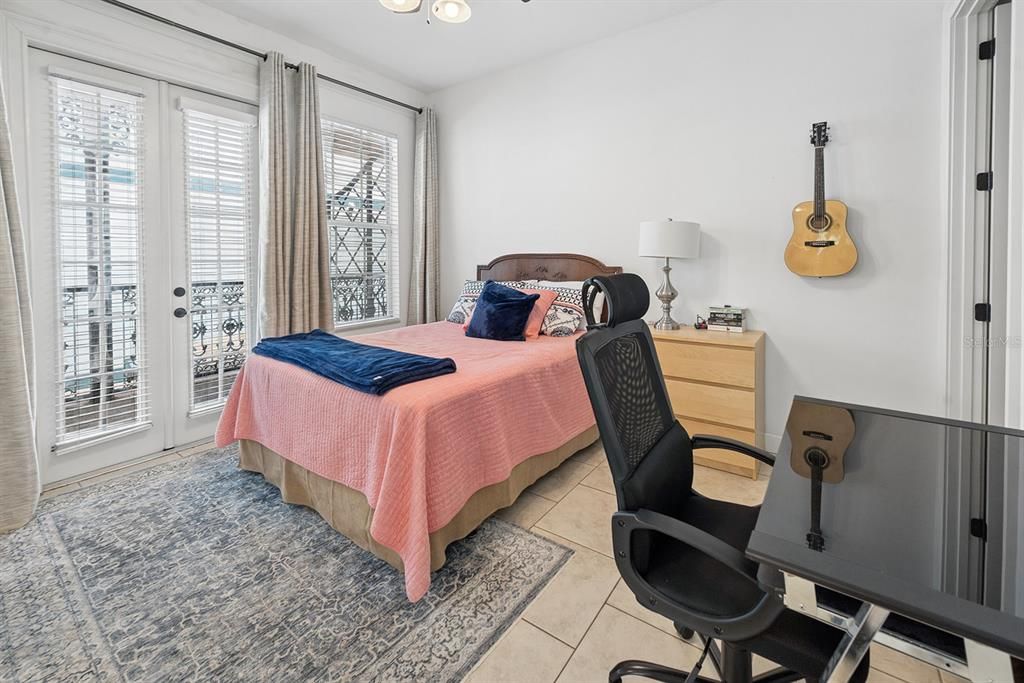 For Sale: $399,950 (2 beds, 2 baths, 1036 Square Feet)