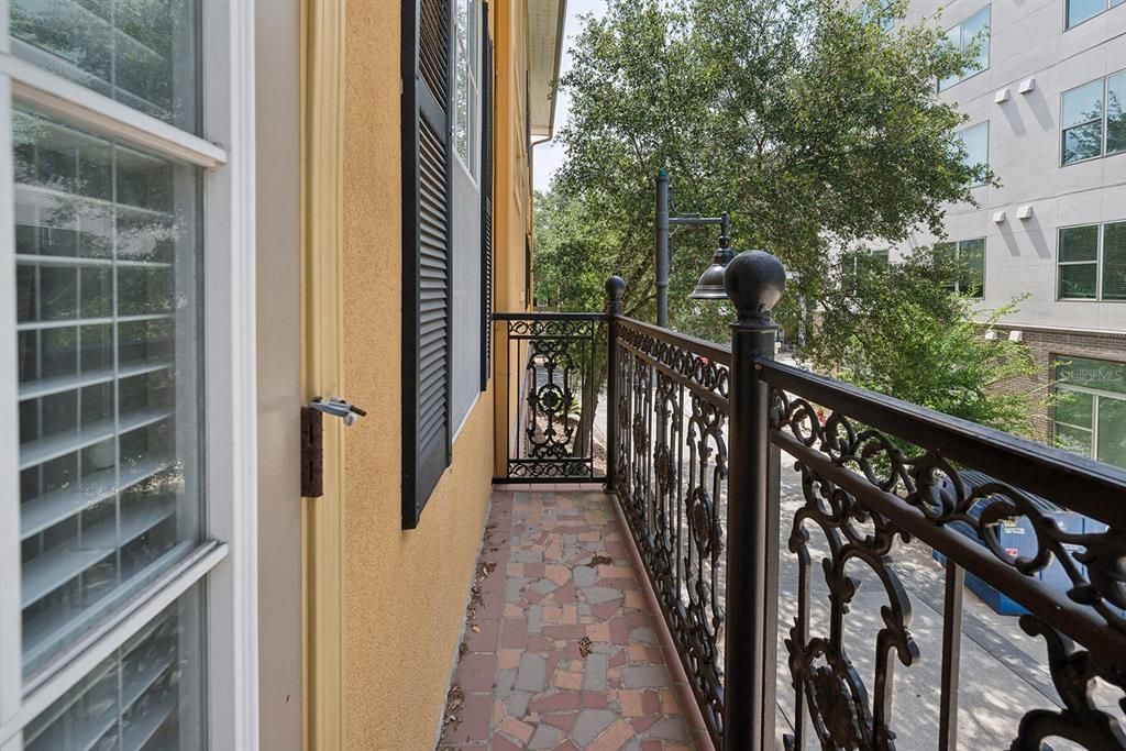 For Sale: $399,950 (2 beds, 2 baths, 1036 Square Feet)