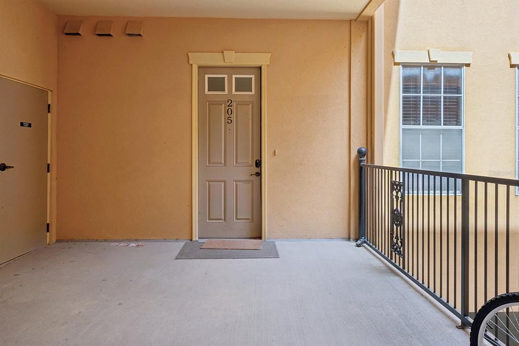For Sale: $399,950 (2 beds, 2 baths, 1036 Square Feet)