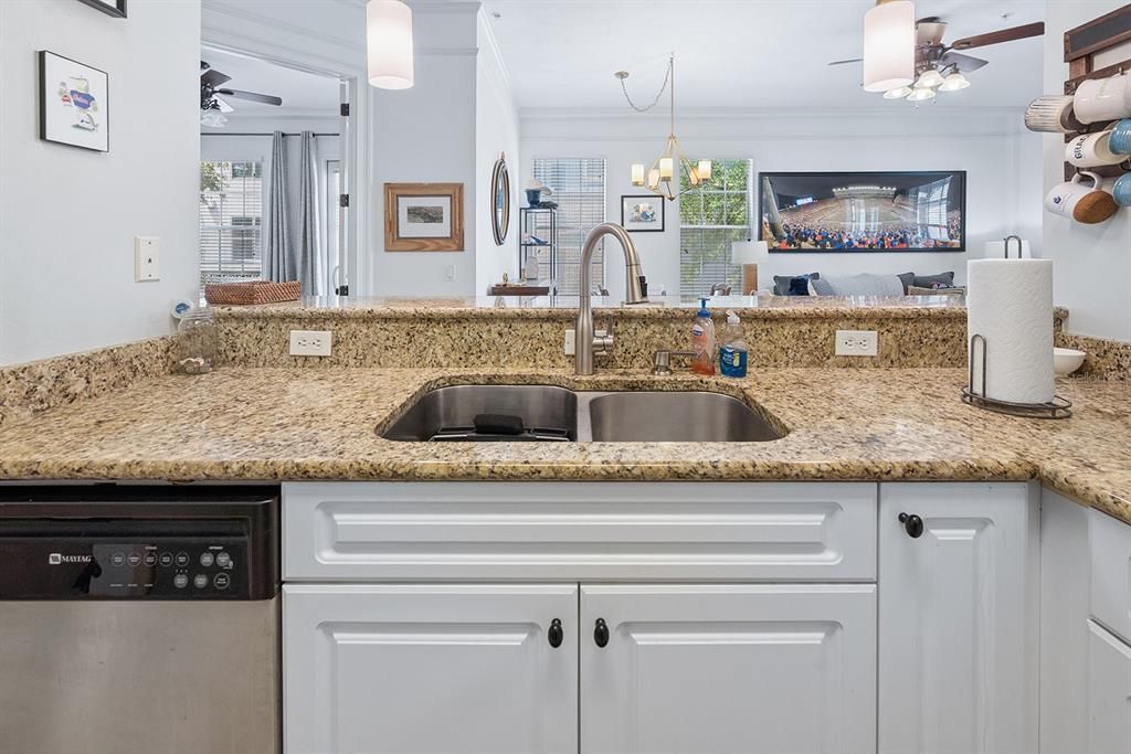 For Sale: $399,950 (2 beds, 2 baths, 1036 Square Feet)