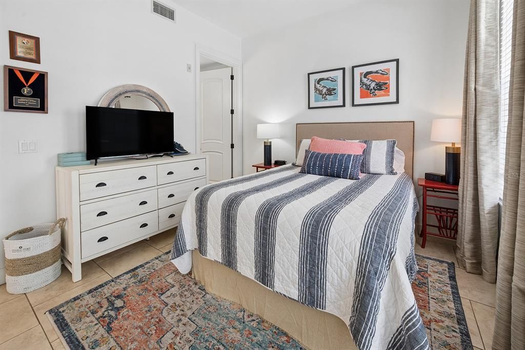 For Sale: $399,950 (2 beds, 2 baths, 1036 Square Feet)