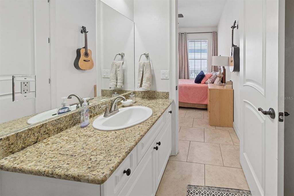 For Sale: $399,950 (2 beds, 2 baths, 1036 Square Feet)