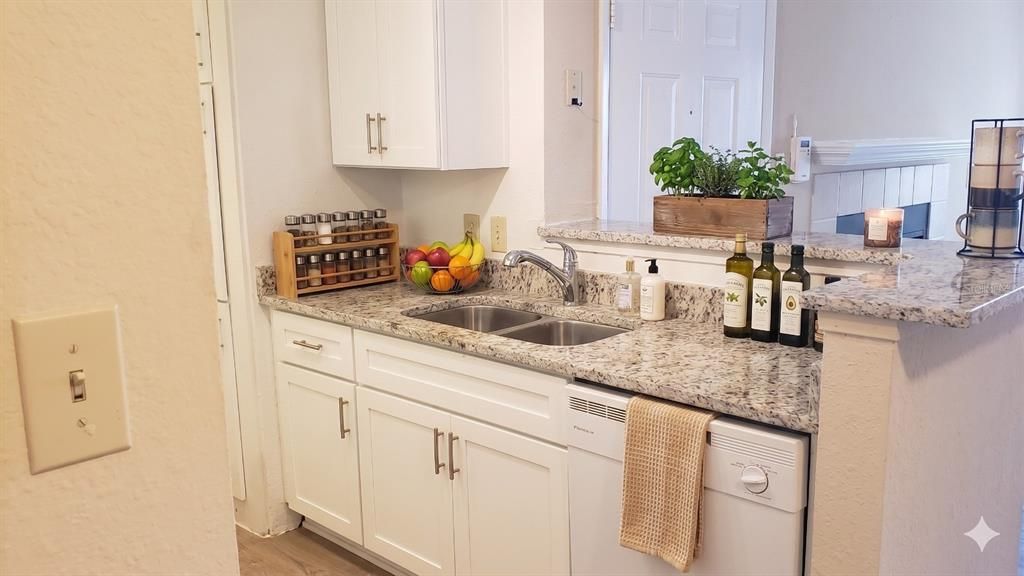 For Sale: $98,000 (1 beds, 1 baths, 660 Square Feet)
