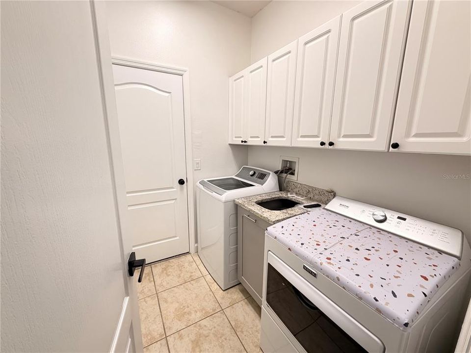 For Rent: $3,200 (4 beds, 3 baths, 2114 Square Feet)