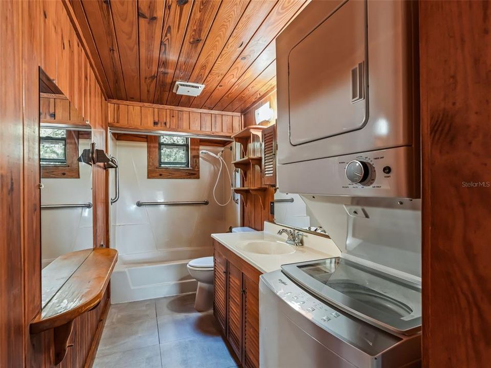 For Sale: $649,000 (2 beds, 2 baths, 975 Square Feet)