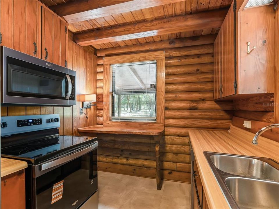 For Sale: $649,000 (2 beds, 2 baths, 975 Square Feet)