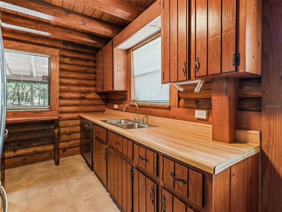For Sale: $649,000 (2 beds, 2 baths, 975 Square Feet)