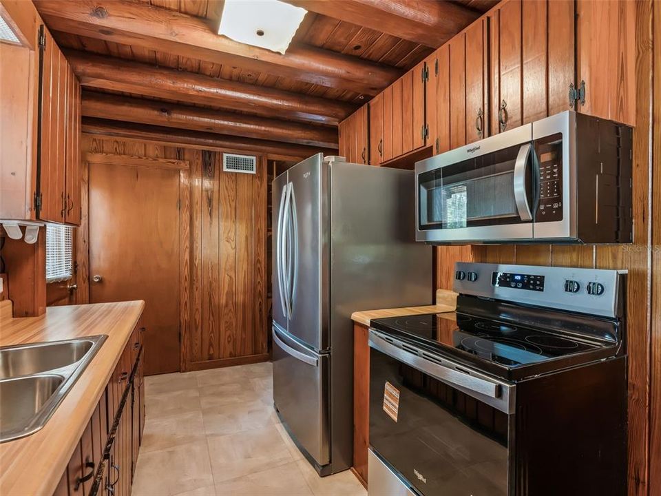 For Sale: $649,000 (2 beds, 2 baths, 975 Square Feet)