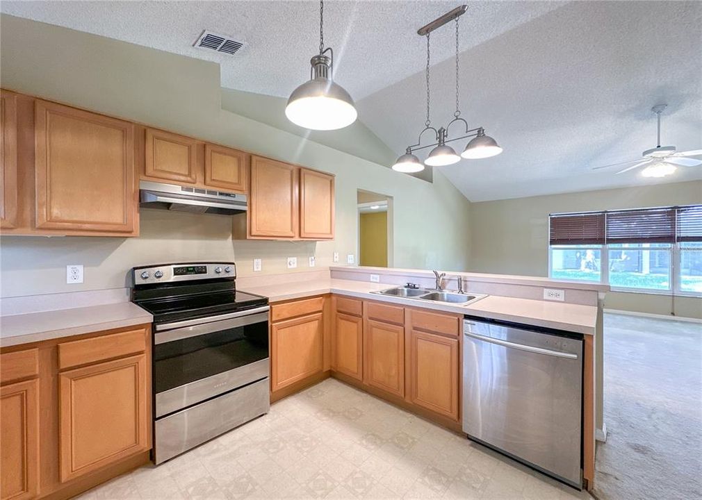 For Rent: $2,865 (3 beds, 2 baths, 1591 Square Feet)