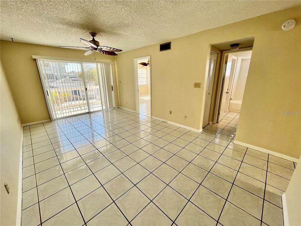 For Rent: $1,900 (2 beds, 1 baths, 730 Square Feet)