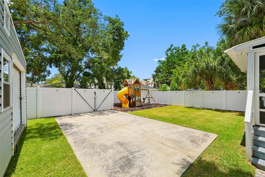 Active With Contract: $750,000 (4 beds, 2 baths, 1692 Square Feet)