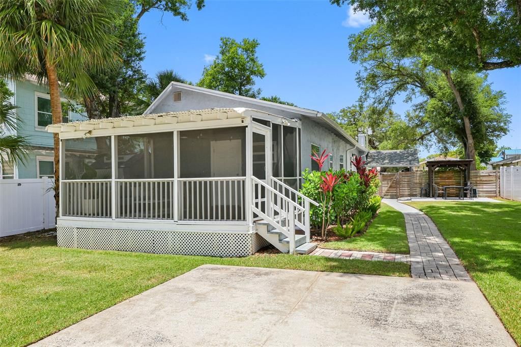 Active With Contract: $750,000 (4 beds, 2 baths, 1692 Square Feet)