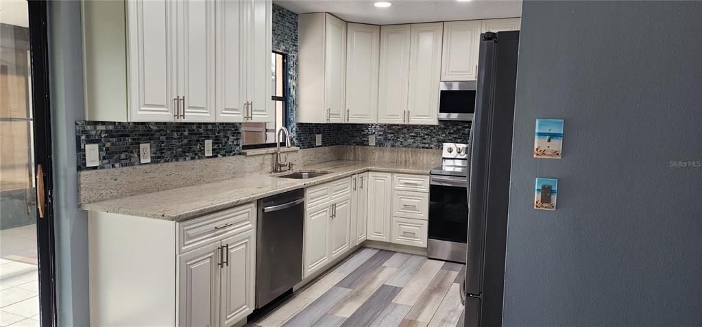 For Sale: $299,900 (2 beds, 2 baths, 1196 Square Feet)