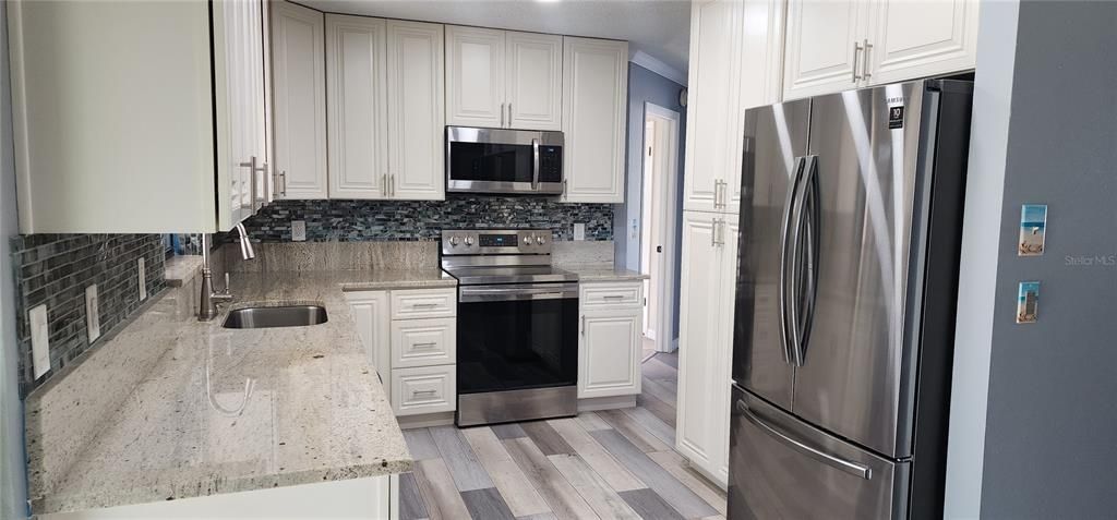 For Sale: $299,900 (2 beds, 2 baths, 1196 Square Feet)