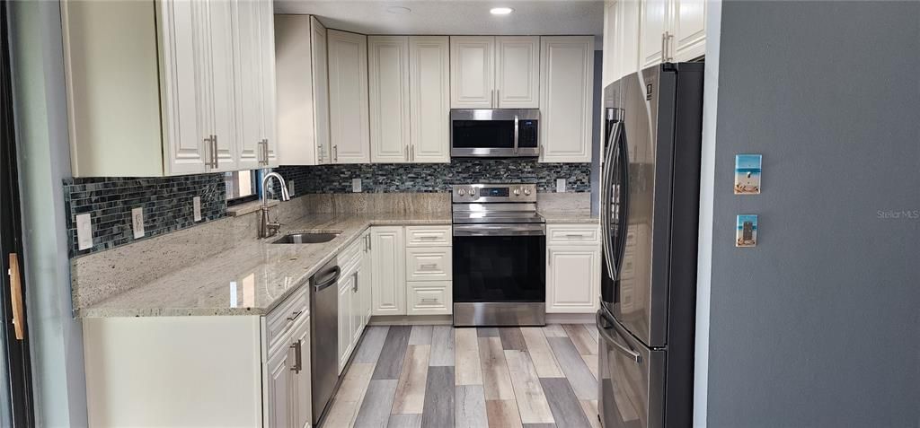 For Sale: $299,900 (2 beds, 2 baths, 1196 Square Feet)