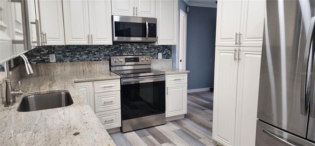 For Sale: $299,900 (2 beds, 2 baths, 1196 Square Feet)