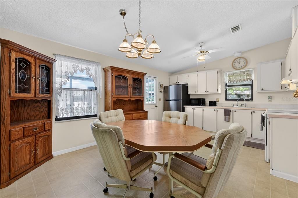 Active With Contract: $130,000 (2 beds, 1 baths, 832 Square Feet)