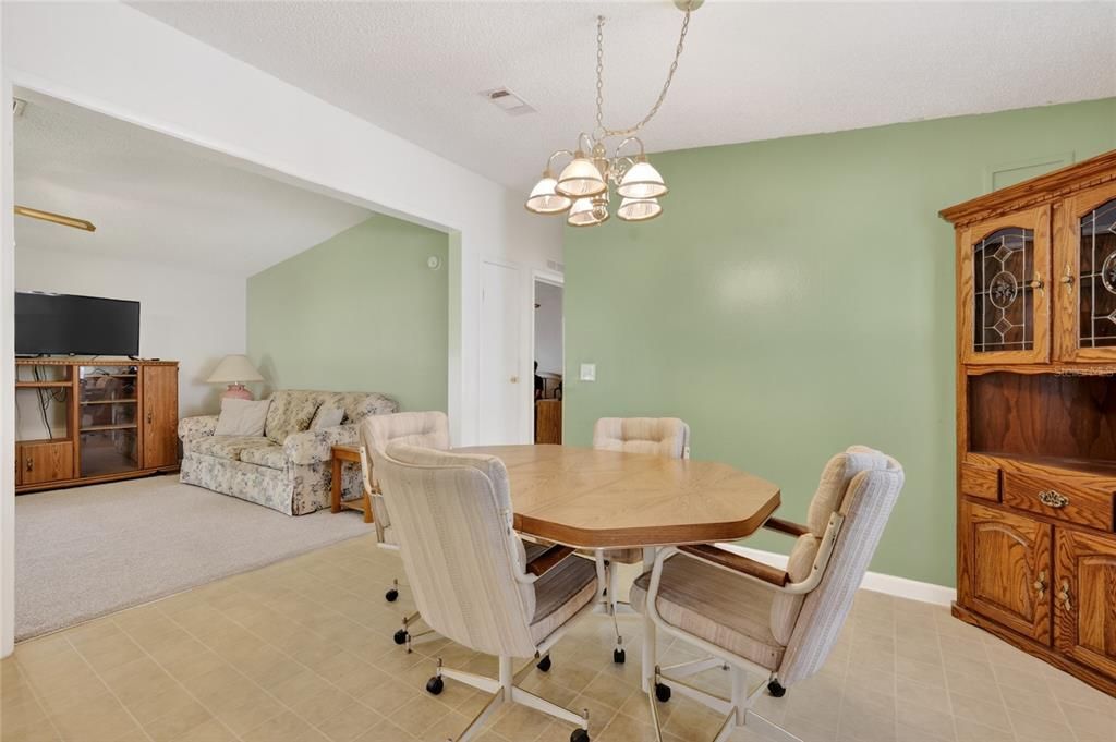 Active With Contract: $130,000 (2 beds, 1 baths, 832 Square Feet)