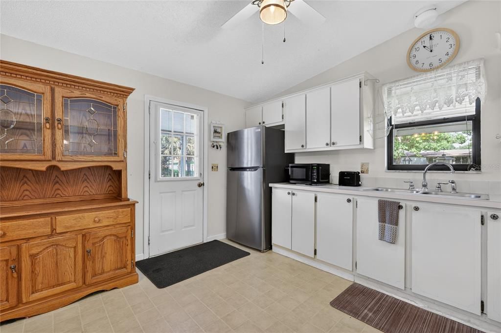 Active With Contract: $130,000 (2 beds, 1 baths, 832 Square Feet)
