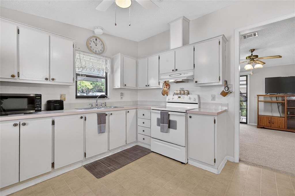 Active With Contract: $130,000 (2 beds, 1 baths, 832 Square Feet)