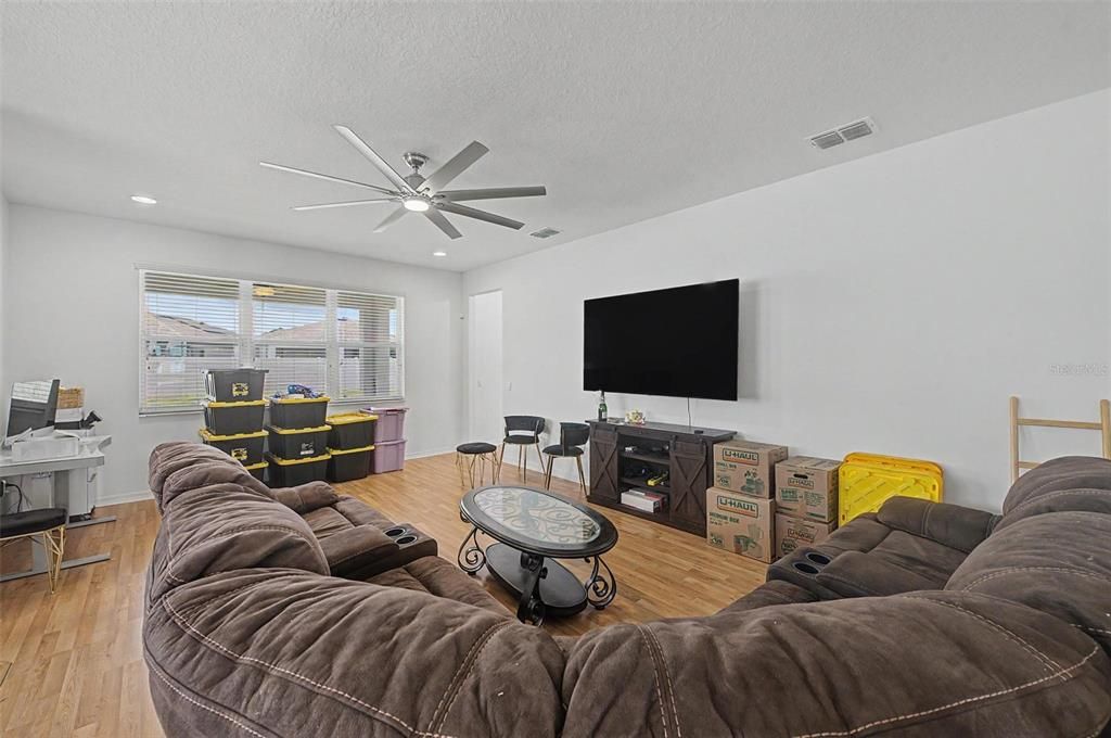 For Sale: $800,000 (5 beds, 5 baths, 3741 Square Feet)