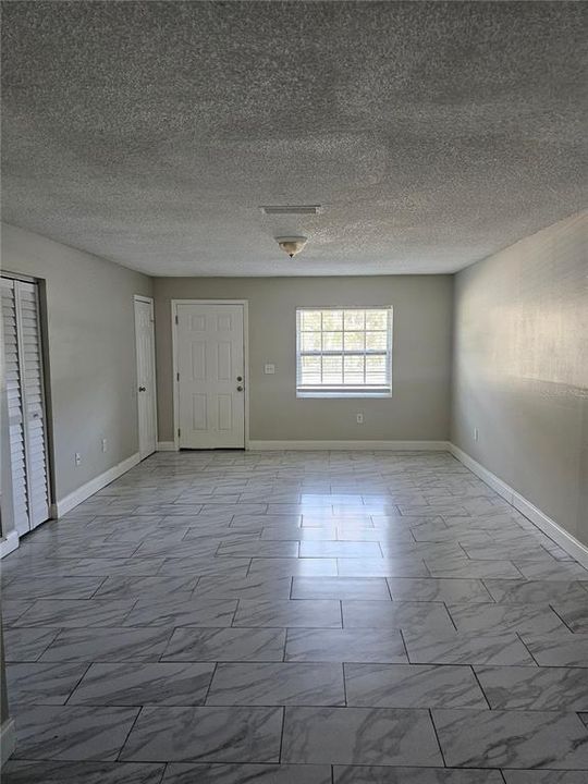 For Rent: $1,250 (3 beds, 1 baths, 900 Square Feet)