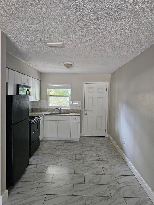 For Rent: $1,250 (3 beds, 1 baths, 900 Square Feet)
