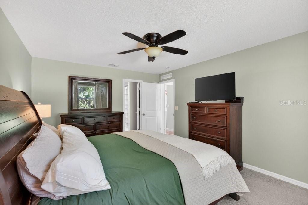 For Sale: $349,900 (4 beds, 3 baths, 1952 Square Feet)